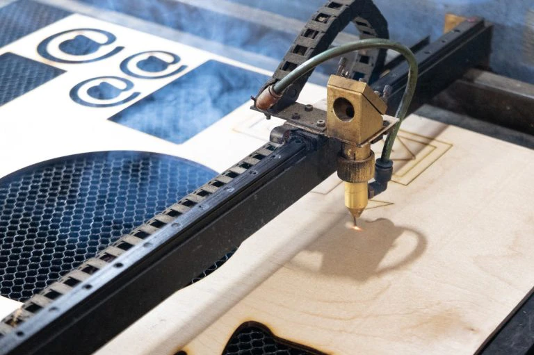Lasergravur auf einer Holzplatte