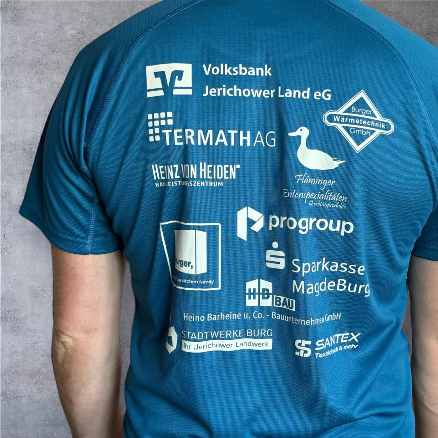 Bedrucktes Laufshirt mit Sponsorenlogos